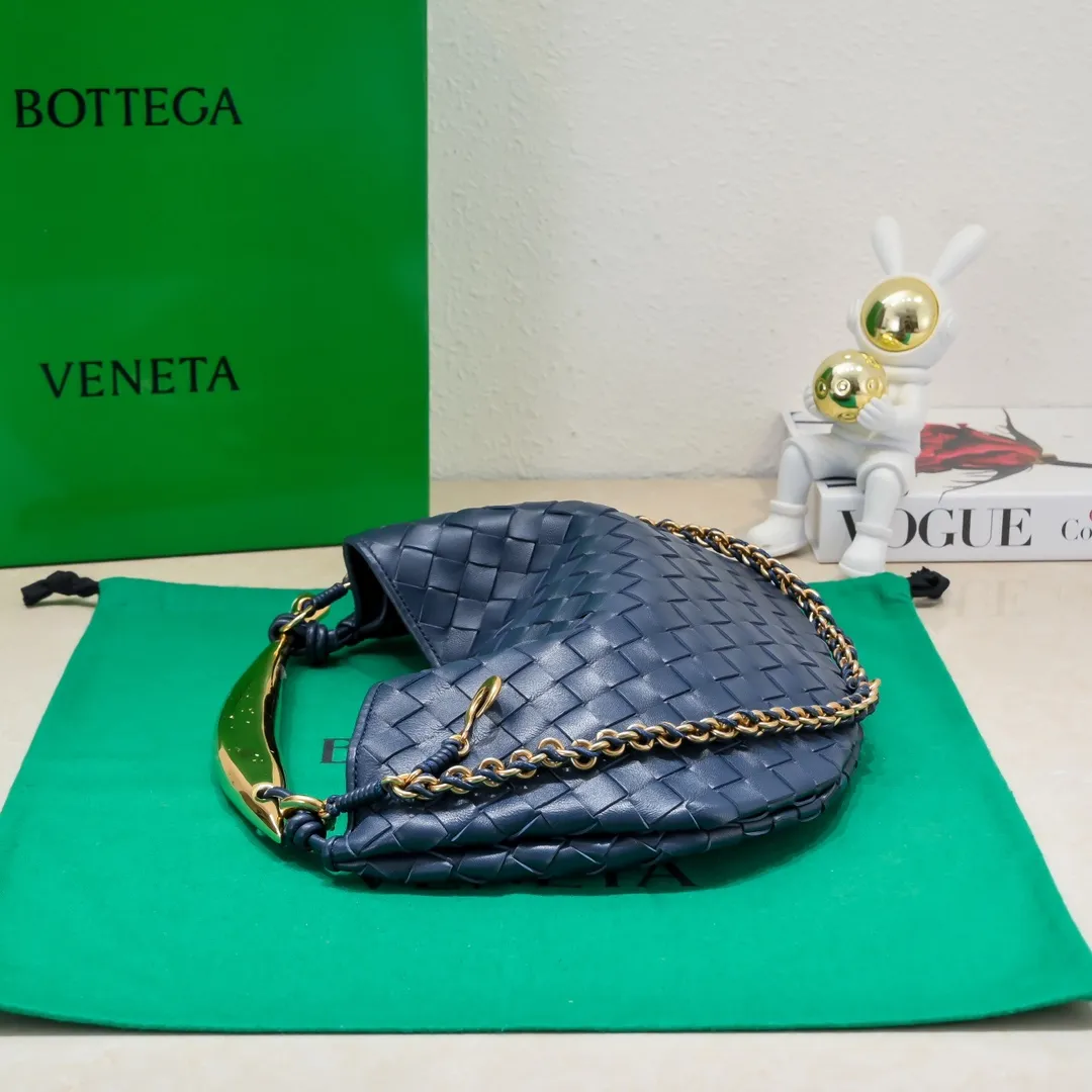 Batch 1860 Bv2024 early spring new product ⛓️Chain SARDINE 💙 Upgraded chain shoulder strap ⛓️ Chic and high-end, showing the fashion taste of urban women! Metal handles and classic weaving are combined together to perfectly integrate art and elegance. Through exquisite craftsmanship, new sardine-shaped handles are cast, and the brass material is the finishing touch. Each handle has a unique light-floating effect. The top-grade sheepskin material is woven to create a half-moon-shaped bag body, which has a fleshy touch and satisfies the preferences of those who pay attention to details. It is the most outstanding fashionable item for any occasion! 💕 Size: 33x20x4, Model: 6768#